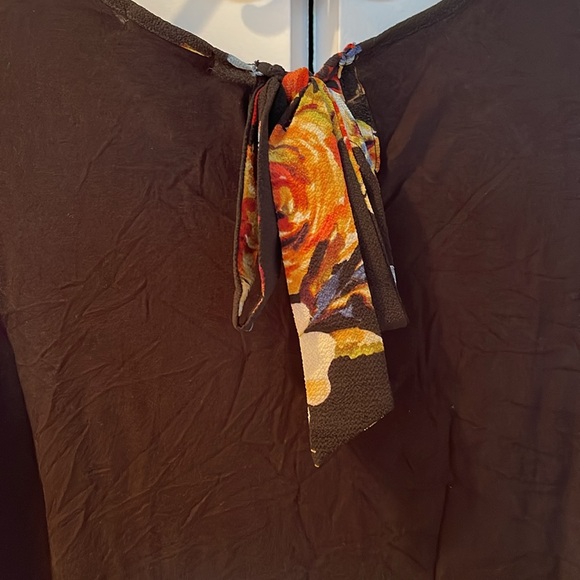 BNWT Flowered Front Top. Size M - Picture 4 of 4